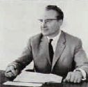 Artur Fischer am Schreibtisch